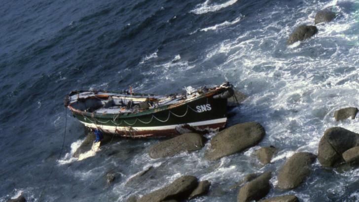 Image du canot qui s'est échoué sur les rochers